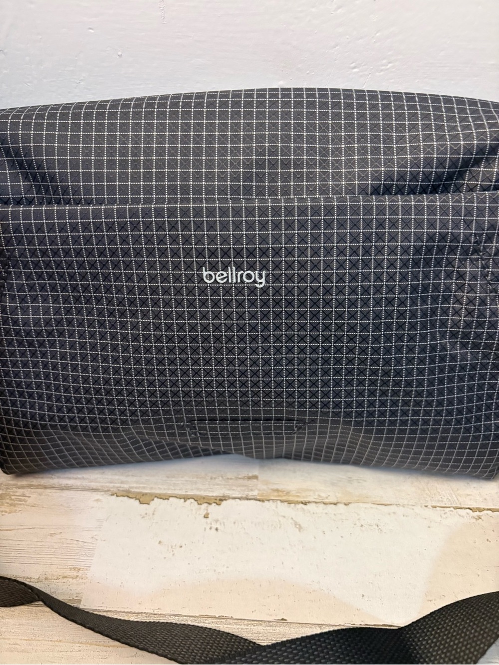 Bellroy Lite Sacoche crossbody Bag- Arcade Grey Grid-Pristine Condition - Picture 2 of 9